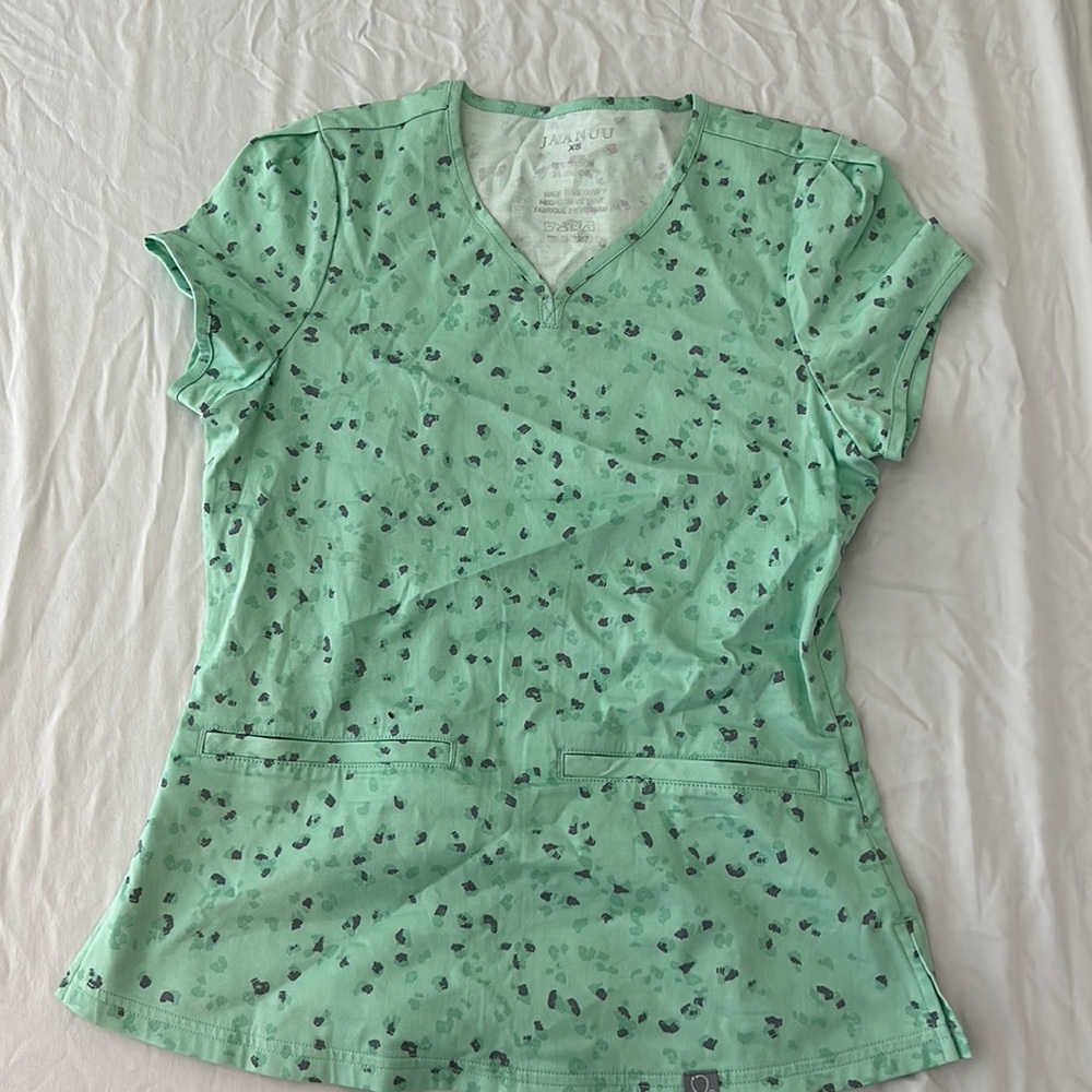 Jaanuu scrub top brand new